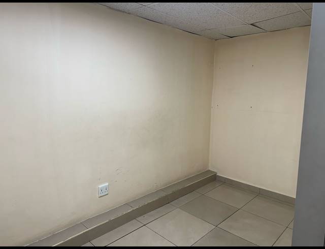90M² OFFICE TO LET IN BRIARDENE